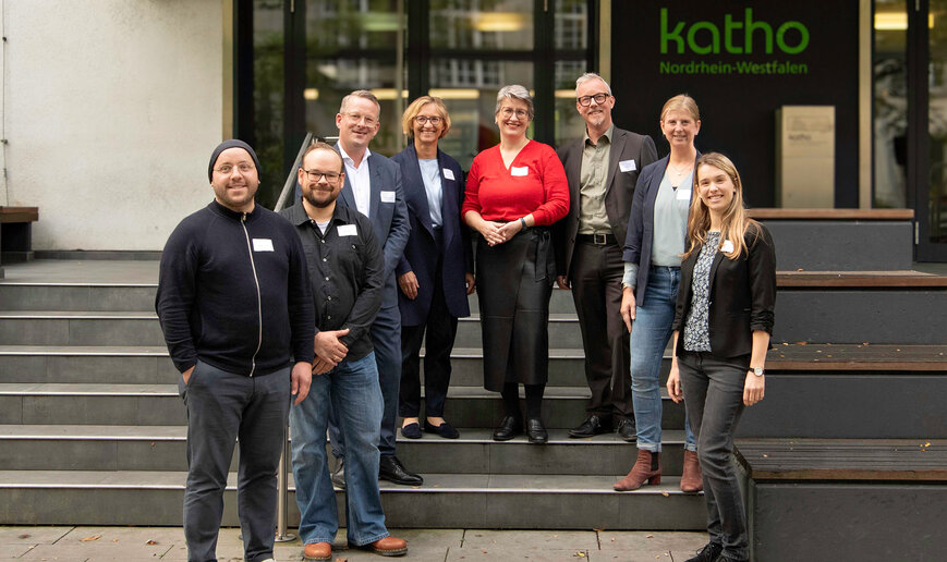 Gruppenfoto vor dem Eingang der katho in Köln.