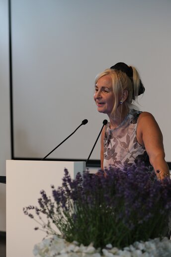 Antonia Lammel steht am Rednerpult