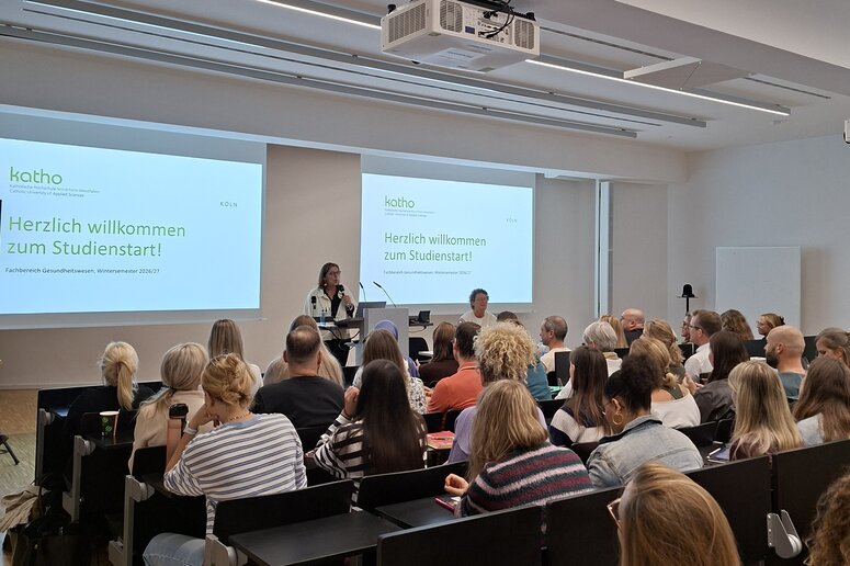 Voller Hörsaal bei der Begrüßung von Dekanin Prof.in Dr.in Dorothee Lebeda