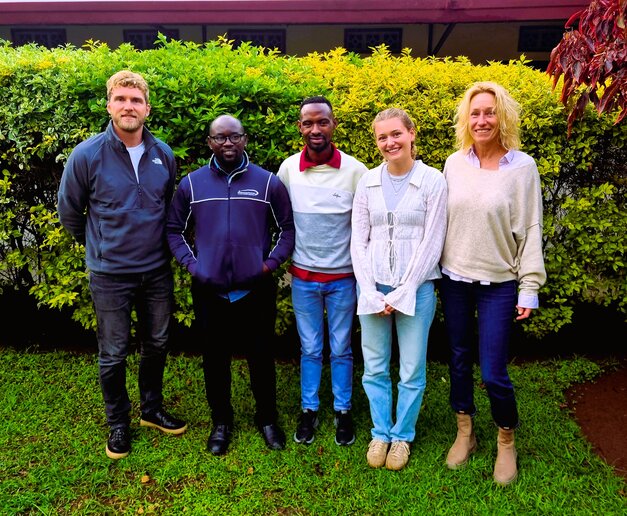 Gruppenbild im Grünen mit Felix Nuss, Sylvain Ndegeya, Irene Uwanyirigira, Leonie Schrenker und Angela Wernberger.