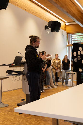 Man sieht einen Mann, der referiert. 