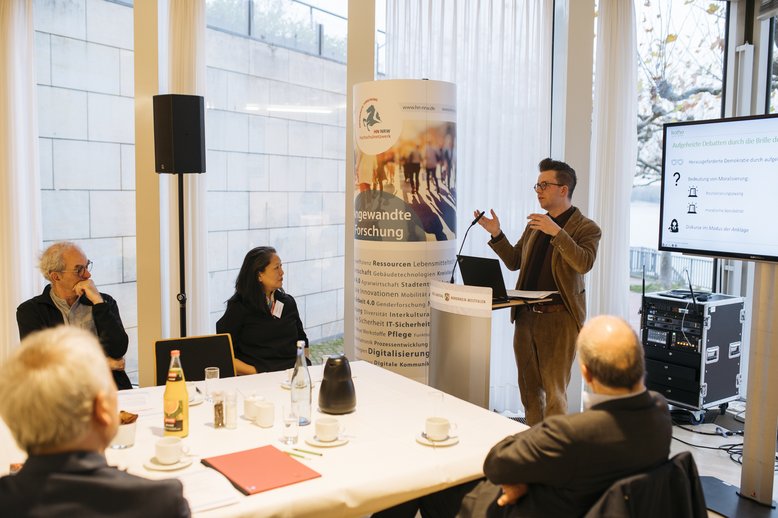 Prof. Dr. Sebastian Laukötter stellt dem Publikum sein Projekt vor.  