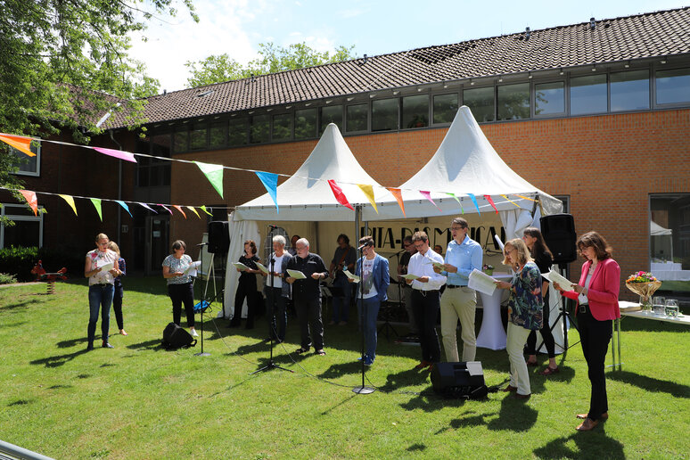 Es singt ein Chor aus 12 Personen.