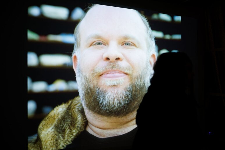 Foto von einem bärtigen weißen Mann mit Pelzmantel.