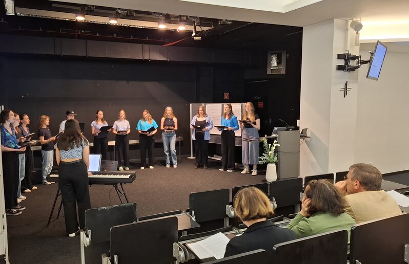 Der Hochschulchor der katho begleitet den Jahresempfang musikalisch durch den Abend.