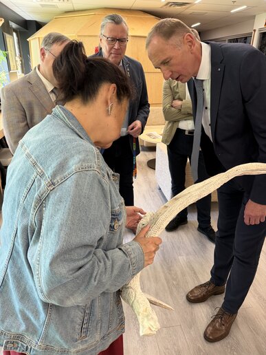 Kanzler Bernward Robrecht im Austausch mit Georgette Whiteduck von Indigenours Centre.