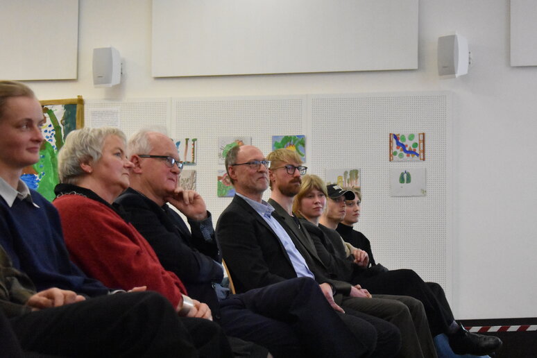 Blick auf die sitzenden Gäste, in der ersten Reihe sitzen die Familienangehörigen.