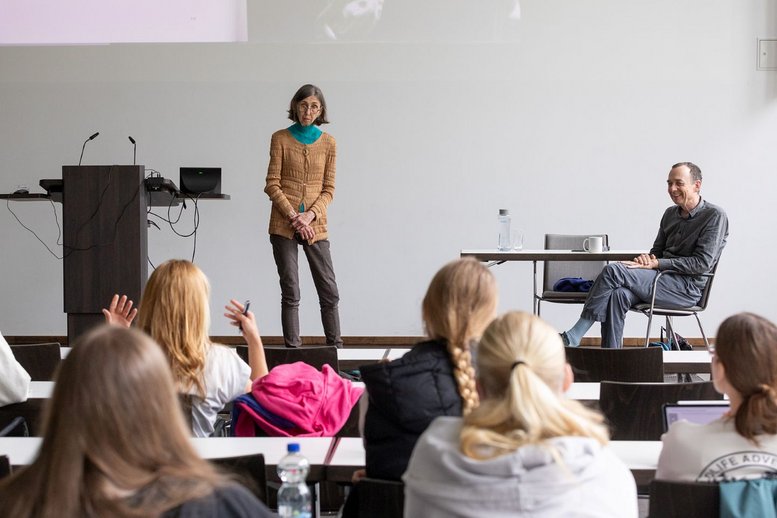 Diane Samuels berichtet in der Vorlesung vor den Studierenden von ihren Projekten.