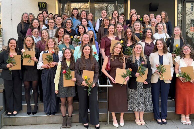 Gruppenfoto aller Absolventinnen, Dozierende und Praixskooperationspartner