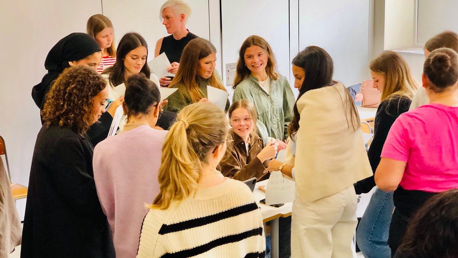 Zu sehen sind deutsche und französische Studierende während der Seminararbeit.