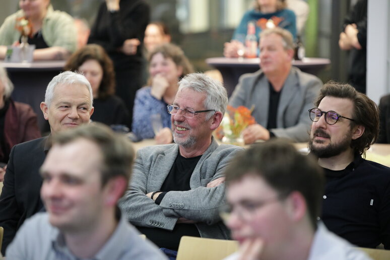 Stuhlreichen mit Publikum, größtenteils lachend