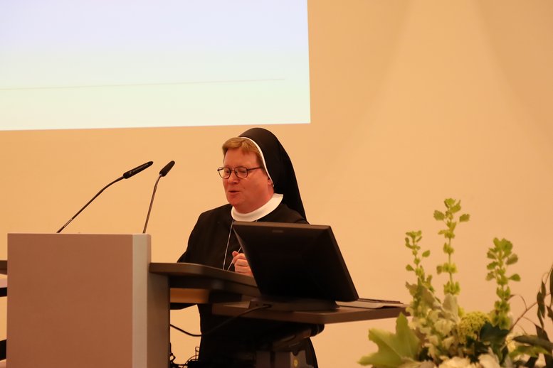 Schwester Rita Niehaus vom Bistum Osnabrück am Redepult