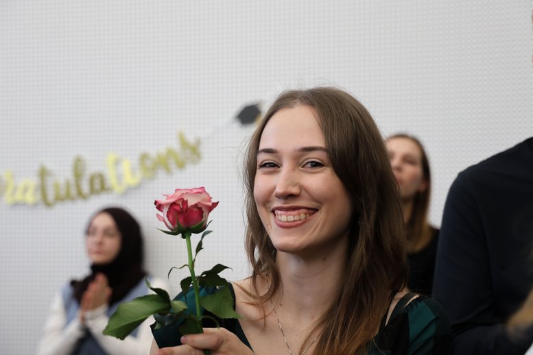 Glückliche Gesichter von Absolvent_innen.