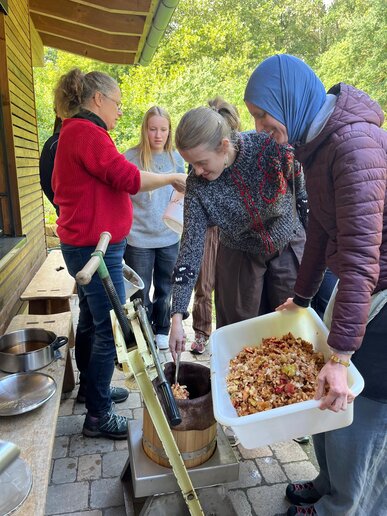 Studierende beim Apfelsaftpressen