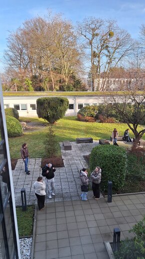 Gruppe Menschen im Innenhof der katho