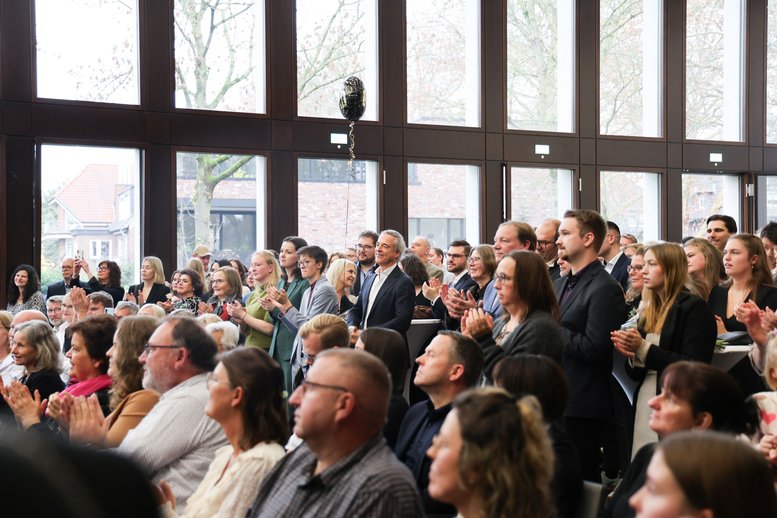 Gut gelaunte Gäste im Hörsaal.