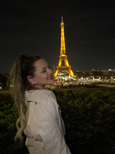 Unsere Studentin Ivona vor dem Eifelturm