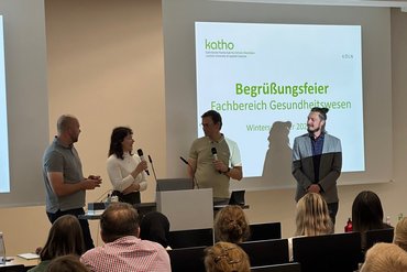 Drei ehemalige Studierende halten mit Prof. Dr. Brühe einen Vortrag 