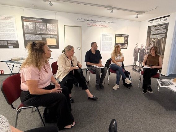 Im Lern- und Gedenkort Jawne in Köln informierten sich die israelischen Gäste und gingen direkt an die Arbeit zum gemeinsamen Projekt.