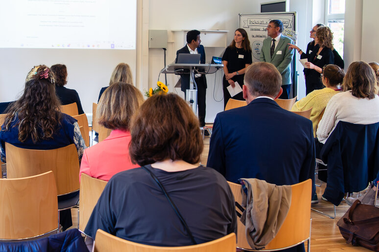 Prof.in Dr.in Judith Haase, Prof.in Dr.in Anneka Beck, Prof. Dr. Rolf Jox, Nicole Kokott und Ass.-Prof. Dr. Matthew PM (von rechts) stellen Forschungsaktivitäten vor.