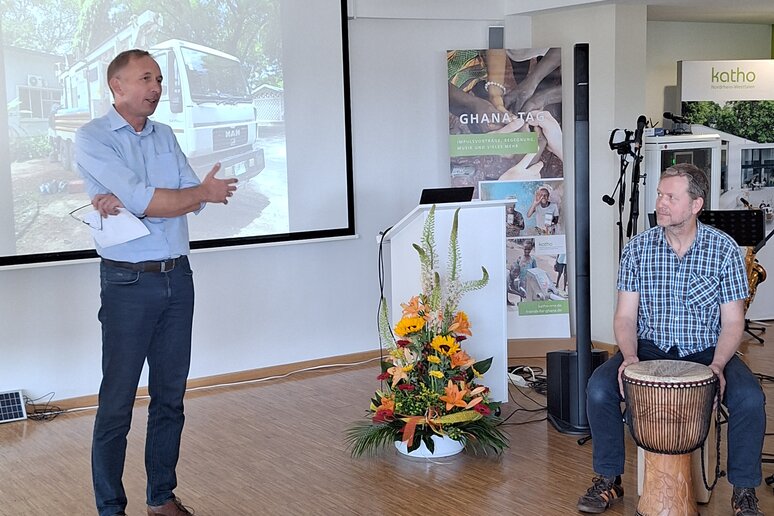 Bereits in den Eröffnungsworten machte der Kanzler Bernward Robrecht deutlich, dass die katho, die kooperierende NGO und Ghana eine besondere Beziehung verbindet.