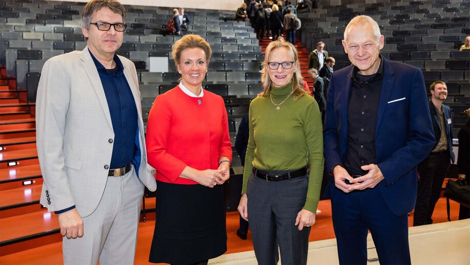 Gruppenfoto von Wissenschaftsministerin und Schirmherrin der Zukunftskonferenz NRW Ina Brandes (2.v.l.), Prof. Dr. Oliver Locker Grütjen (l.), Präsident der Hochschule Rhein-Waal und Sprecher der Nachhaltigkeitsallianz NRW der Hochschulen für Angewandte Wissenschaften, Prof. Dr. Birgitta Wolff (2.v.r.), Rektorin der Bergischen Universität Wuppertal und Sprecherin der Nachhaltigkeitsinitiative der Universitäten Humboldtⁿ und Prof. Dr.-Ing. Manfred Fischedick (r.), Präsident und wissenschaftlicher Geschäftsführer des Wuppertal Instituts sowie Co-Sprecher von Humboldtⁿ. 