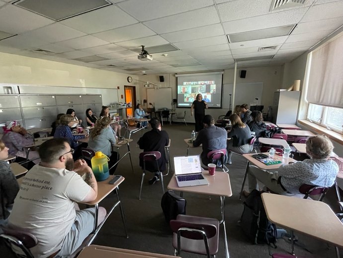 Studierende der Monmouth University und die katho Studierenden sitzen in einem Seminar.
