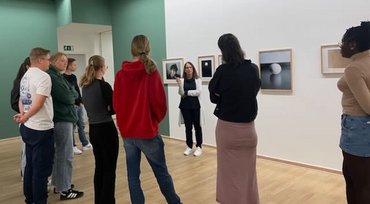 Studierende hören gespannt der Workshop - Leiterin Gabriele Conrath-Scholl zu