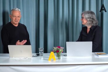 Prof. Dr. Johannes Jungbauer während der Aufzeichnung im Gespräch mit Juliane Tausch im Gespräch im Studio.