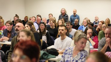 Viele Besucher lauschen gespannt der Diskussion.