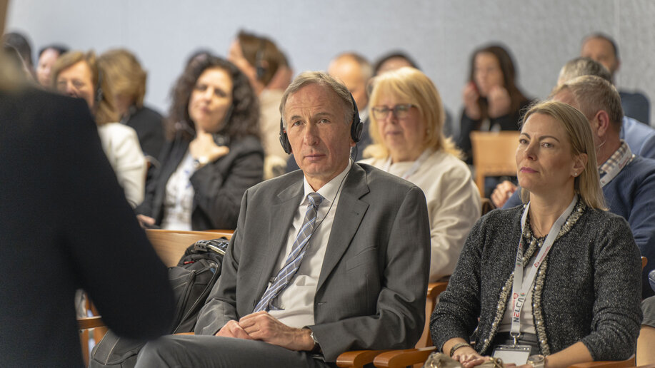 Kanzler Bernward Robrecht sitzt in einer Stuhlreihe auf der Konferenz der International Association of Innovative Teachers and Managers.