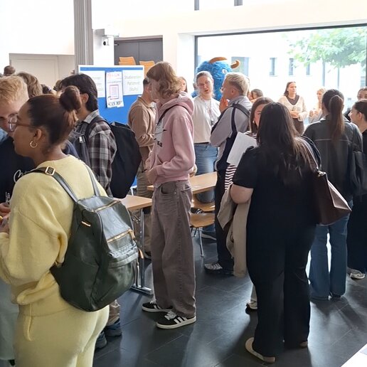 Erstis im Gespräch mit Ausstellern beim Markt der Möglichkeiten