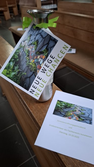 Zu sehen ist das Programm der Graduiertenfeier und das Abschlussgeschenk in Form einer Trinkflasche