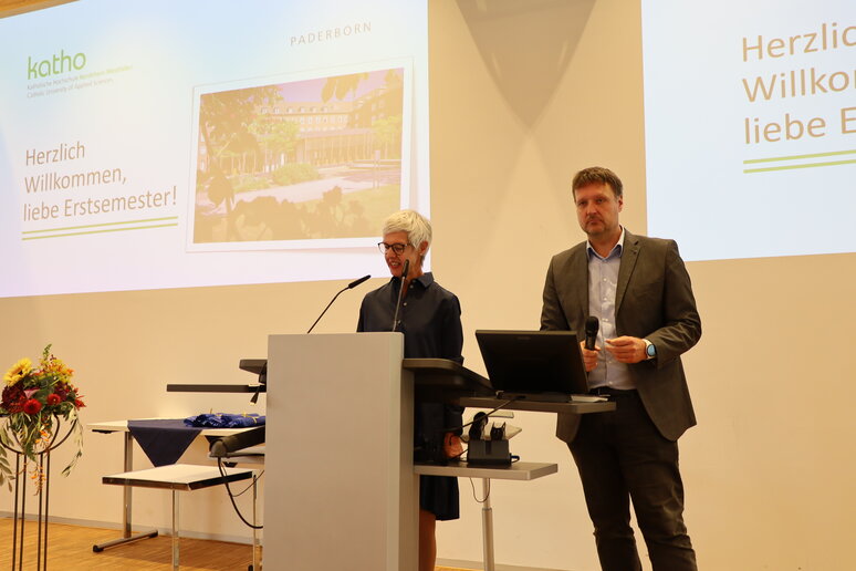 Begrüßung und Moderation Dekanin Prof.in Dr.in Bergit Peters, Fachbereich Theologie und Dekan Prof. Dr. Patrick Isele, Fachbereich Sozialwesen