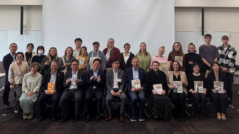 Gruppenfoto im Adachi Ward Council Centre in Tokyo.