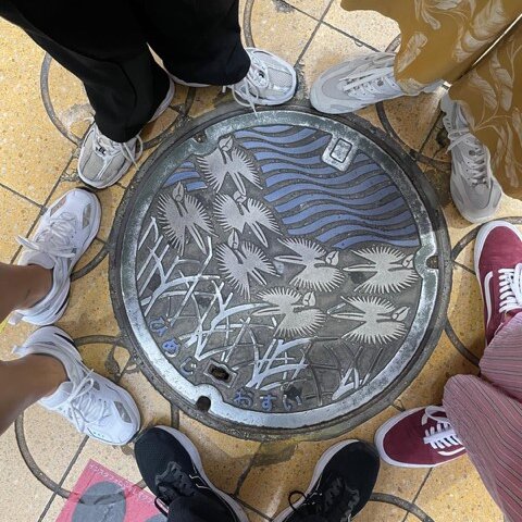 Kraniche auch auf den Gullydeckeln in Hiroshima.