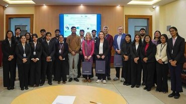 Die drei Kolleg_innen aus Münster stehen im Halbkreis mit den indischen Vertreter_innen der Christ University zusammen.