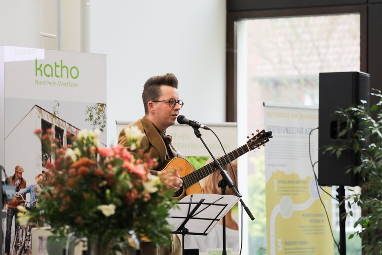 Musikalisch wurde das Programm durch Prof. Dr. Sebastian Laukötter an der Gitarre abgerundet.