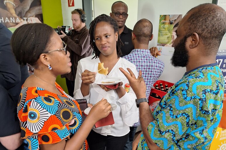 Pater Phanuel Myers Agudu von den Steler Missionaren im Gespräch mit den beiden ghanaischen Austauschstudierenden Georgina Boateng und Salome Marie Delalie.