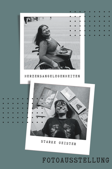 Auf zwei Polaroid-Fotos wird eine junge, lachende Frau im Rollstuhl gezeigt und eine liegende junge, glückliche Frau eingerahmt von Zeichenblöcken.
