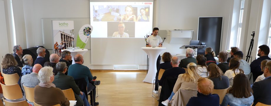 Ein Student spricht zum Publikum.