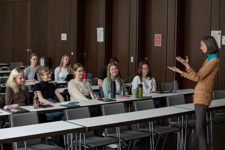 Diane Samuels steht vor einer großen Gruppe Studierenden und spricht mit ihnen.