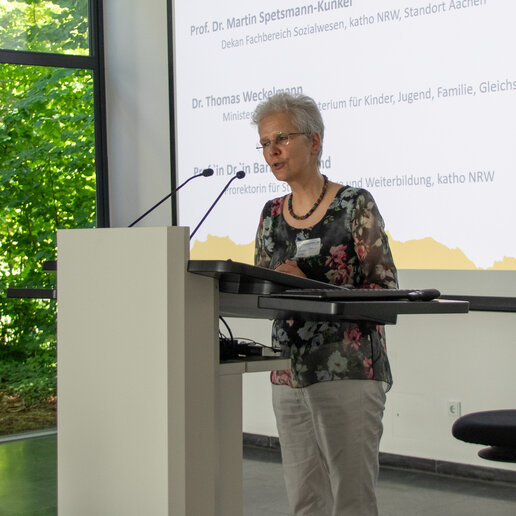Barbara Ortland steht in der vollen Aula am Rednerpult