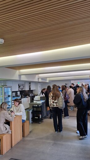 Gruppe Menschen vor dem Café Sozialpunkt