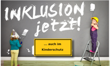 Zwei Kinder, eins mit Pinsel und eins mit Farbroller, stehen vor einer frisch gestrichenen grauen Wand, auf der mit weißer Farbe 'INKLUSION jetzt! ... aber mit im Kinderalltag' geschrieben steht. Beide Kinder tragen Arbeitskleidung und Helme, was auf eine aktive Mitgestaltung hinweist.
