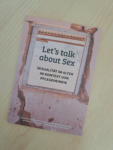 Die Broschüre „Let's Talk About Sex" der Korian Stiftung liegt auf einem Tisch.
