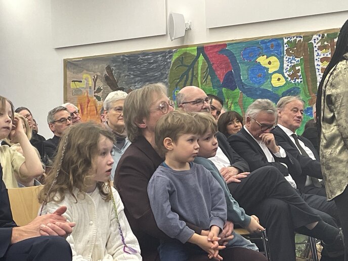 Liane Schirra-Weirich hat ihre kleinen Enkel auf dem Schoß und neben sich