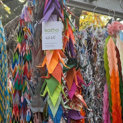 Bunte Farben und Kraniche im Friedenspark von Hiroshima.