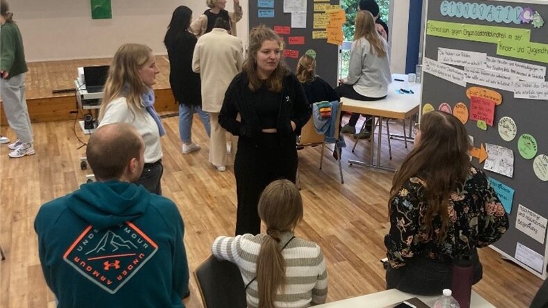 Reger Austausch der Studierenden über die entwickelten Projektideen auf dem ‚Markt der Möglichkeiten‘