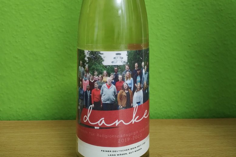 Weinflasche mit Gruppenfoto-Label